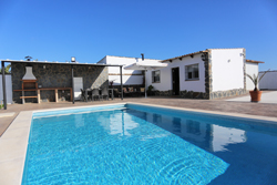 2 dormitorios,4 personas. Estupenda casa en Chiclana con piscina privada, merendero cubierto y barbacoa. Cuenta con 2 dormitorios con aire acondicionado. Cerca de la Barrosa y Sancti Petri. 