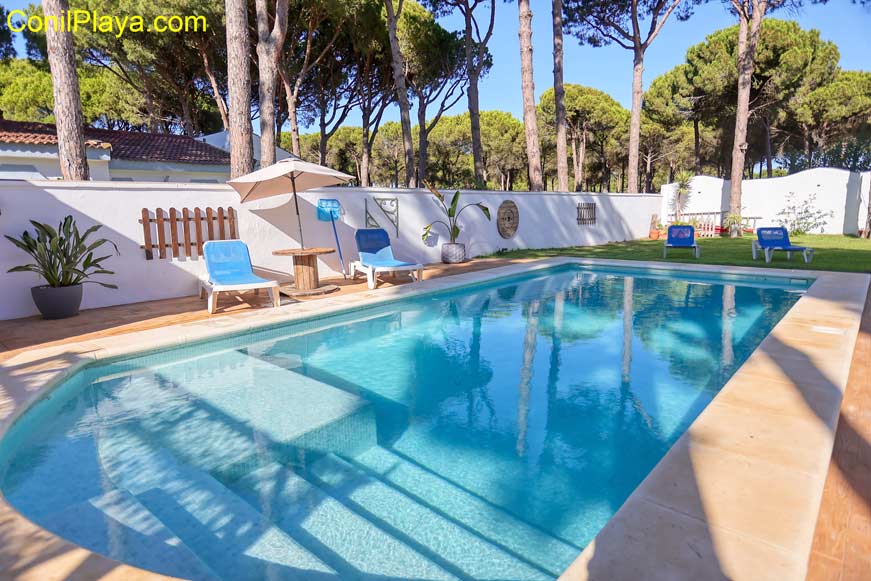 Chalet en Chiclana con piscina. 3 dormitorios, en el Marquesado. Zona tranquila. foto del chalet en Chiclana en alquiler