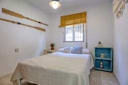 Tranquilo chalet con piscina privada y amplio jardin. Aparcamiento privado, porche. 2 camas de matrimonio. 1 aseo exterior. Posibilidad de celebraciones en temporada baja.
capacidad para 8 personas