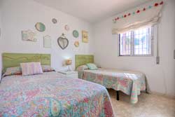Chalet en Chiclana con piscina. 3 dormitorios, en el Marquesado. Zona tranquila. Dispone de barbacoa, porche, aparcamiento techado. El jardín es muy amplio.
Chalet de 3 dormitorios con piscina en zona muy tranquila.