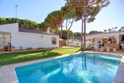 Chalet en Chiclana con piscina. 3 dormitorios, en el Marquesado. Zona tranquila. Dispone de barbacoa, porche, aparcamiento techado. El jardín es muy amplio.
Chalet en Chiclna con piscina en la Carretera del Marquesado.