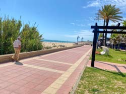 1 dormitorios,4 personas. Apartamento en pleno centro de la Barrosa, en Chiclana, bien comunicado, a 3 minutos de la playa de La Barrosa andando, a 250 metros. Con terraza. 