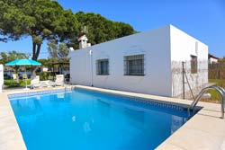 4 dormitorios,7 personas. Excelente chalet con piscina privada situado a 320 metos de la playa de la Barrosa. Amplia parcela vallada, garaje, muy tranquilo. 
