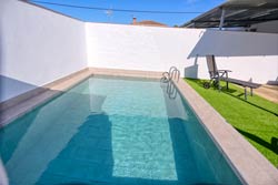 2 dormitorios,8 personas. Excelente casa con piscina privada situado a 3700 metros de la playa de la Barrosa. Amplia parcela vallada, garaje, muy tranquilo. 