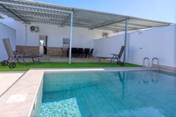 2 dormitorios,8 personas. Casa a pocos minutos de la playa de la Barrosa de dos dormitorios con aire acondicionado. Cerca de las marismas, muy tranquila. Con piscina y porche. 