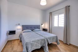 Chalet adosado a pocos minutos de la playa de la Barrosa de dos dormitorios con aire acondicionado y amplio jardin. Cerca de las marismas, muy tranquilo. Con piscina y porche. Urbanización La Carrajolilla, primera pista. capacidad para 4 personas