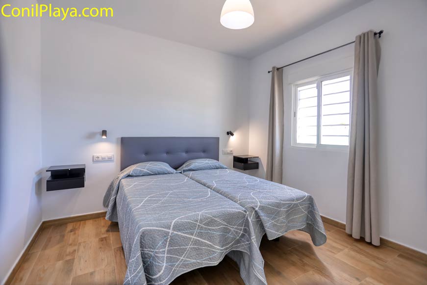 dormitorio con 2 camas individuales