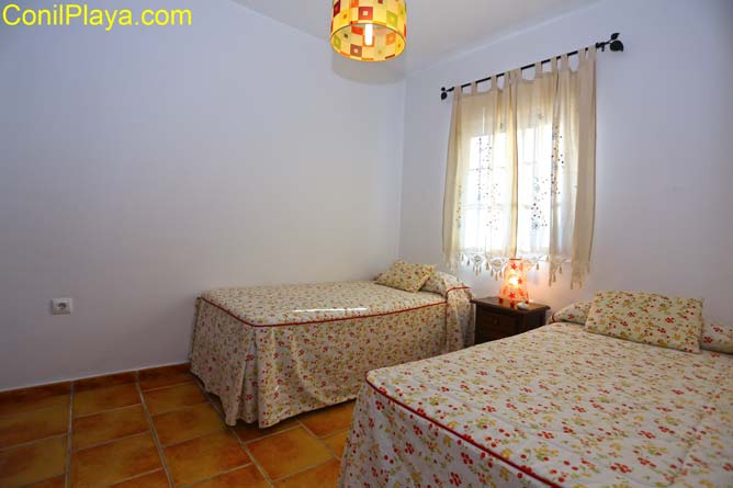 Dormitorio con una cama