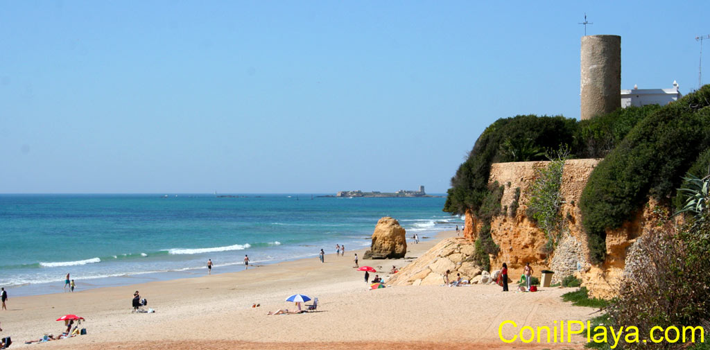 Playa de la Barrosa y castillo de Sancti Petri al fondo