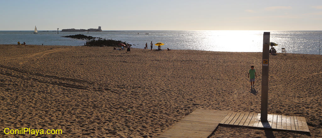 Playa de Sancti Petri y castillo de Sancti Petri al fondo