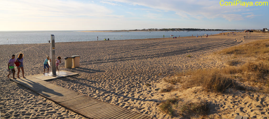 Playa de Sancti Petri u al fondo, el caño de Sancti Petri