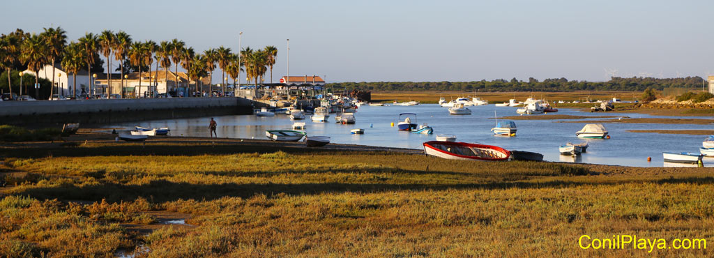 Poblado de Sancti Petri y barcos y barcas en el caño. 12 de Septiembre de 2015