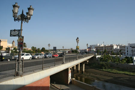 Puente sobre el rio iro.