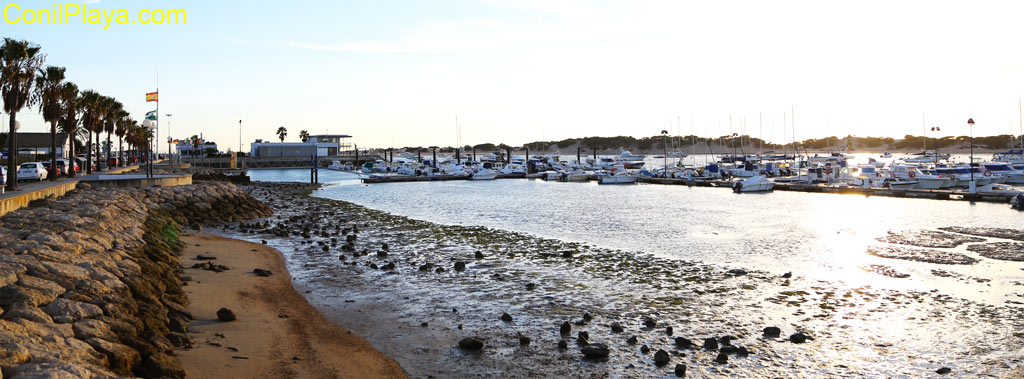 Instalaciones del Puerto deportivo de Sancti - Petri. Barcos amarrados en el caño. 12 de septiembre de 2015