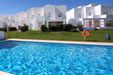 Chalet adosado de nueva construcción con piscina, en urbanización privada con amplios jardines y pista de pádel. Cerca del supermercado Mercadona. Todos los dormitorios disponen de armarios empotrados y ventanas al exterior. El aparcamiento es privado.
Ver las fotos