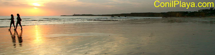 Paseando por la playa de la Fuente del Gallo al atardecer.