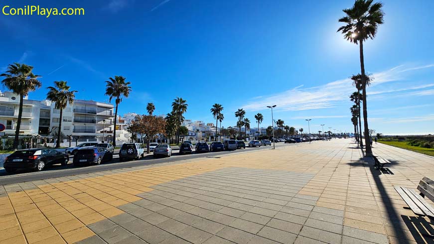 Atardecer en el paseo marítimo de Conil