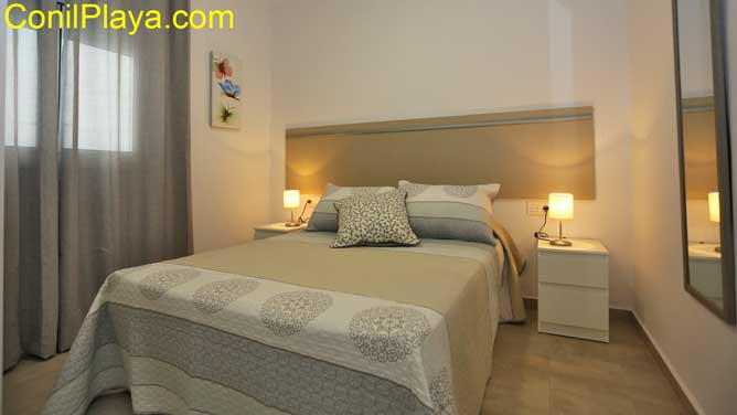 dormitorio con cama de matrimonio