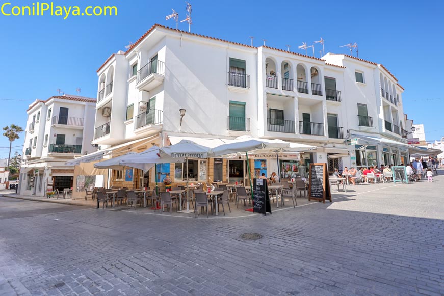 En segundo término la fachada del apartamento en el centro turistico de Coni