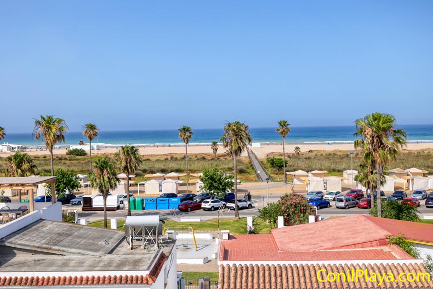 Vistas de la playa de Los Bateles y zona de acceso desde una vivienda cercana