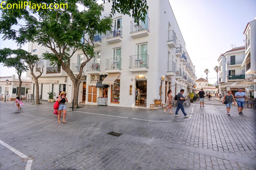 Perspectiva de la calle peatonal con la distancia a recorrer hasta la playa