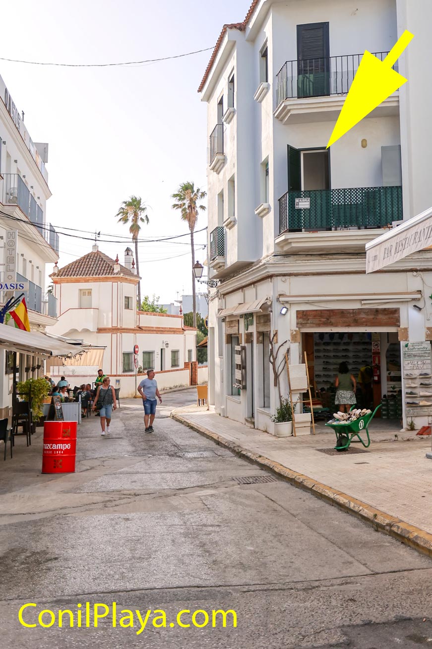 Fachada del apartamento con terraza en esquina en la calle carril de la fuente