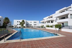 2 dormitorios,4 personas. Apartamentos en Conil de la Frontera, para 4 personas. Con terraza, piscina, aire acondicionado y aparcamiento en garaje. 