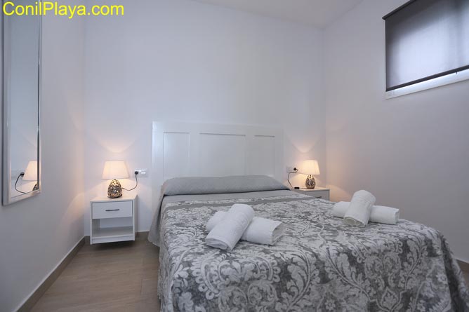 dormitorio con cama de matrimonio