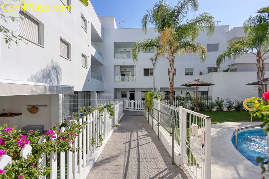 El apartamento está en la primera planta y tiene dos balcones.