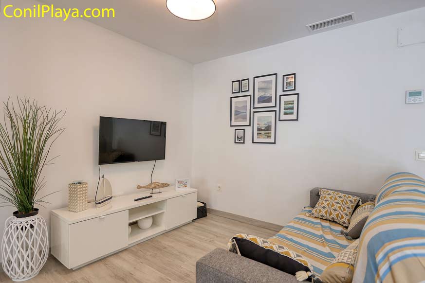 salon con mesa comedor y mueble con television