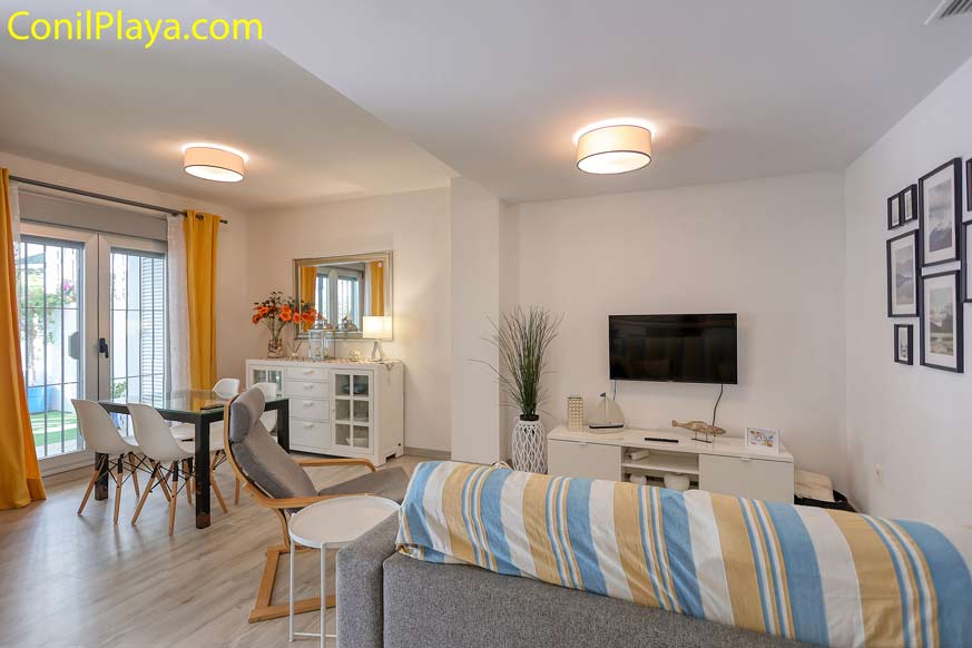 salon con mesa comedor de madera