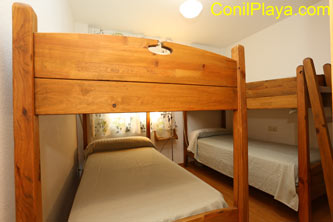 dormitorio con camas literas