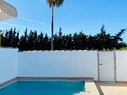 2 dormitorios,4 personas. Disfruta de tus vacaciones en Conil en una casa con piscina privada, terraza y dos dormitorios. Cerca del centro y de supermercados. Ideal para familias o parejas
