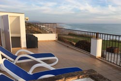 2 dormitorios,3 personas. Apartamento en Conil con terraza y vistas al mar muy cerca de la playa de El Roqueo. Muy tranquilo y sin problemas de aparcamiento. 