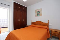 Apartamento en Conil muy cerca de la playa, a 3 o 4 minutos andando. Apartamento con patio interior. Consta de dos dormitorios con cama de matrimonio, cuarto de baño, salón-comedor con sofá-cama, y cocina totalmente equipada.
Apartamento de 2 dormitorios en alquiler, en Conil pueblo.