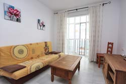 2 dormitorios,4 personas. Apartamento en Conil muy cerca de la playa, a 3 o 4 minutos andando. Apartamento con patio interior. Consta de dos dormitorios con cama de matrimonio, cuarto de baño, salón-comedor con sofá-cama, y cocina totalmente equipada. 