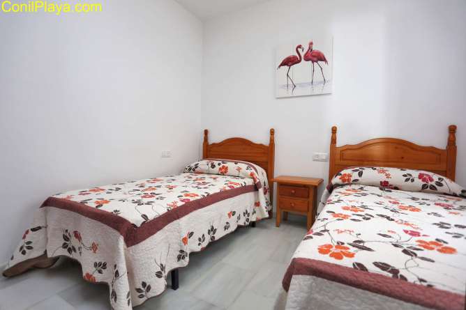 Dormitorio con 2 camas.