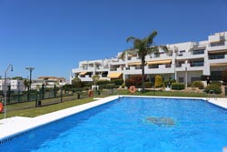 3 dormitorios,6 personas. Bonito apartamento de tres dormitorios con aire acondicionado en excelente zona de Conil. De calidad  y situado en una zona de nueva construcción, tranquila y cerca de la playa y de supermercados. 