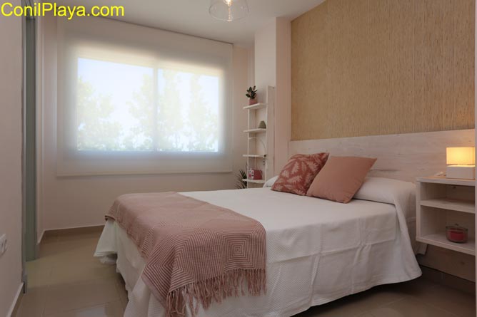 Dormitorio con cama de matrimonio.