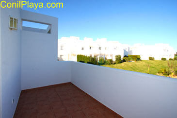 Terraza del dormitorio principal con vistas al jardín.