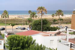 Alquiler apartamento en primera línea de playa, en pleno paseo marítimo de Conil. Es un apartamento ideal para un matrimonio con hijos. El salón dispone de sofá - cama.
Ver las fotos