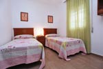 Apartamento de 3 dormitorios con plaza de garage y patio interior privado, muy amplio y luminoso. Cerca del centro, y de la carretera de circunvalación. capacidad para 3 personas