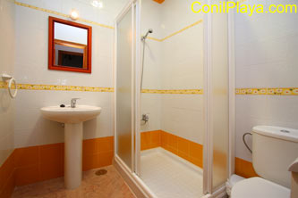 Cuarto de baño con placa ducha.