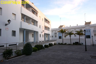 Vista exterior del apartamento. Está en la primera planta del edificio de la izquierda.