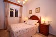 Bonito apartamento en Conil con aparcamiento en garaje y muy céntrico. Consta de tres dormitorios con aire acondicionado, con salón - comedor, cocina, cuarto de baño, con ascensor y amplia terraza. Estupenda zona.
capacidad para 6 personas