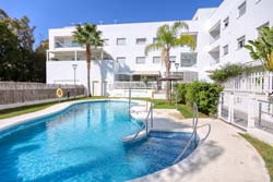 2 dormitorios,4 personas. Estupendo apartamento con piscina en Conil a 450 metros de la playa de El Chorrillo , 2 dormitorios, garaje. 