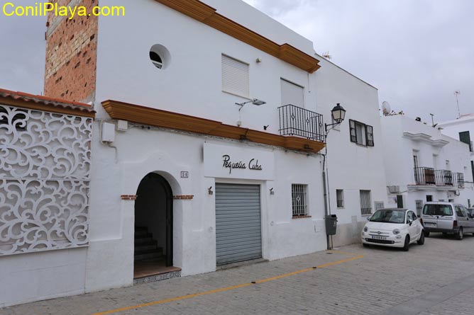 Vista exterior del apartamento, en la zona de copas de Conil.