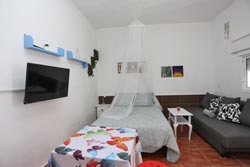 1 dormitorios,5 personas. Apartamento muy cerca de la playa andando, en pleno centro, en la calle Castillo, muy tranquilo y fresco. Ideal parejas. 