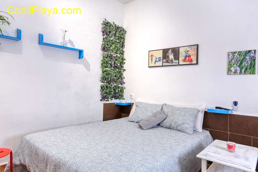 Dormitorio con cama de matrimonio y terraza con vistas al mar