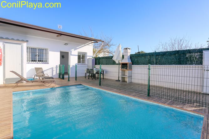 Piscina del apartamento en Conil.